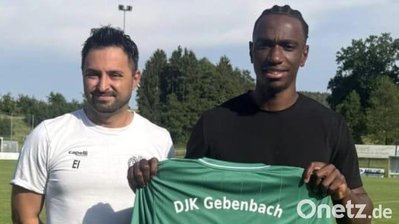 Erdal Izmire (links), Sportlicher Leiter der DJK Gebenbach, freut sich über die Verpflichtung von Jeanpaul Alexis-Ajala. Bild: DJK Gebenbach