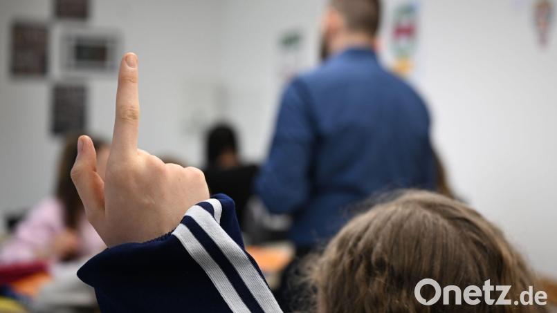 Nicht immer melden sich Schüler so brav: Immer mehr Lehrkräfte nehmen das Verhalten im Klassenzimmer als Belastung wahr. (Symbolbild) Bild: Bernd Weißbrod/dpa