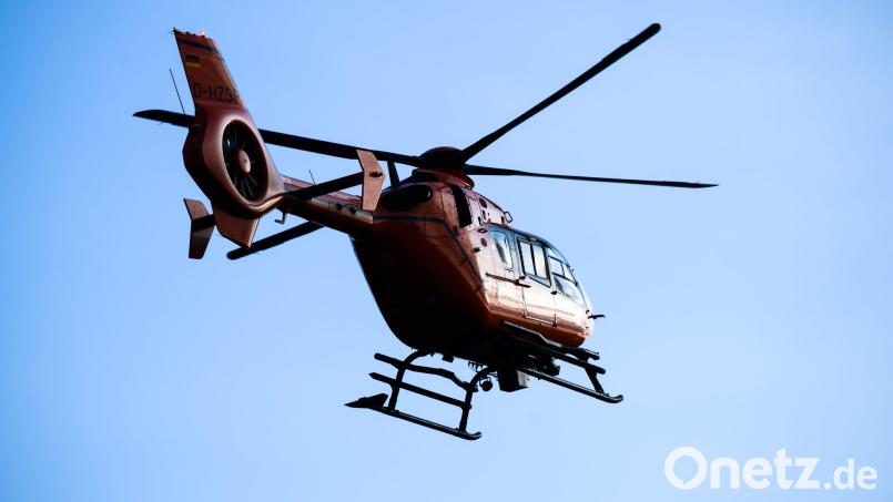 Der Mann kam per Rettungshubschrauber in ein Krankenhaus, wo er starb. (Symbolbild) Bild: Julian Stratenschulte/dpa