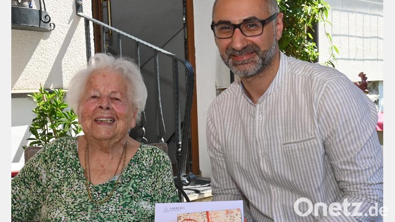 Die 95-jährige Gertraud Weiß kennt dritten Bürgermeister Tuncer Ayten aus der "Amberger Zeitung" und freute sich am Geburtstag über seinen Besuch. Bild: Gerhard Franz