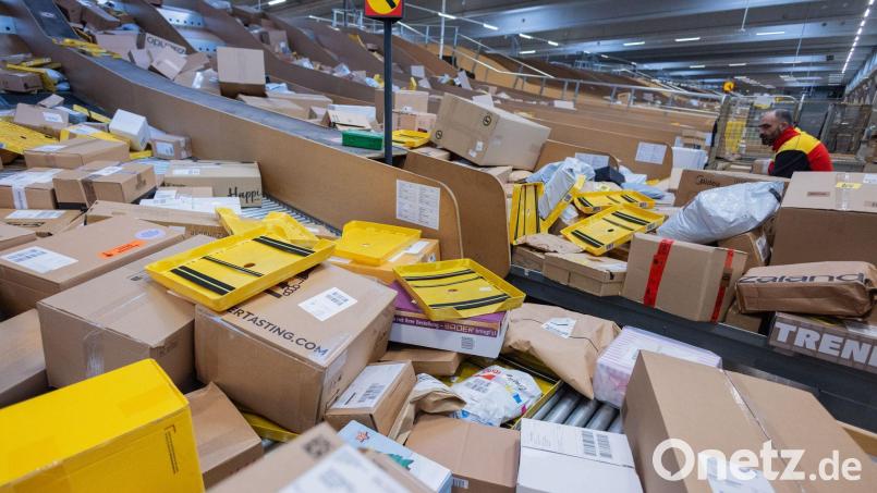 Pakete, so weit das Auge reicht - hier in einer DHL-Zustellbasis. (Symbolbild) Bild: Rolf Vennenbernd/dpa