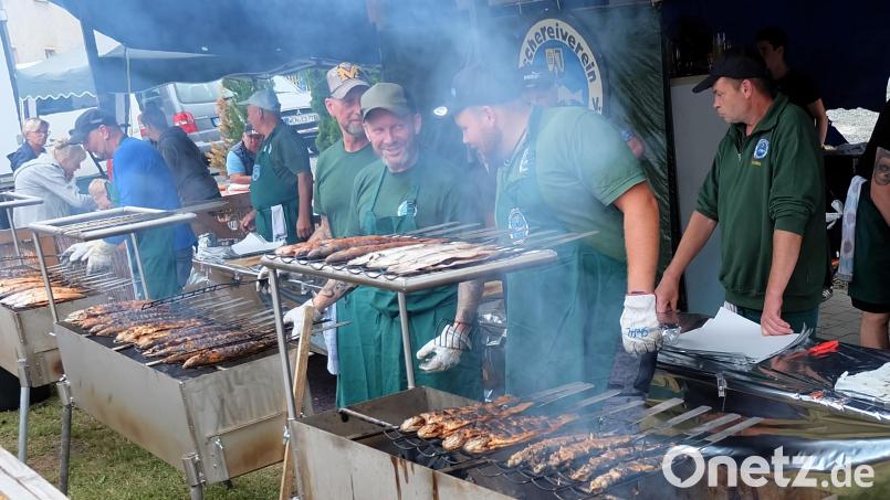 Äußerst beliebt sind die kulinarischen Angebote beim Fischerfest des Etzenrichter Fischereivereins. Heuer stehen die Helfer im 30. Jahr hinter den heißen Grillstationen. Bild: Sylvia Wallinger