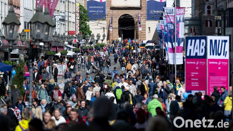 Zehntausende Menschen bevölkerten den Katholikentag in Würzburg. Nun soll sich nach dem Willen der Amberger SPD-Fraktion Amberg für die Ausrichtung im Jahr 2034 "bewerben". Bild: Sven Hoppe/dpa