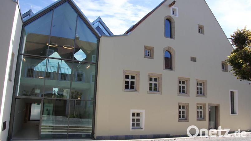 Aus dem ehemaligen "Lenzbräu" wurde das neue Bürgerhaus mit der Stadtbücherei sowie dem Bürger- und Familienzentrum Mittendrin. Wegen eines Wasserschadens ist die Bücherei nun erstmal geschlossen. Archivbild: Konrad Rosner