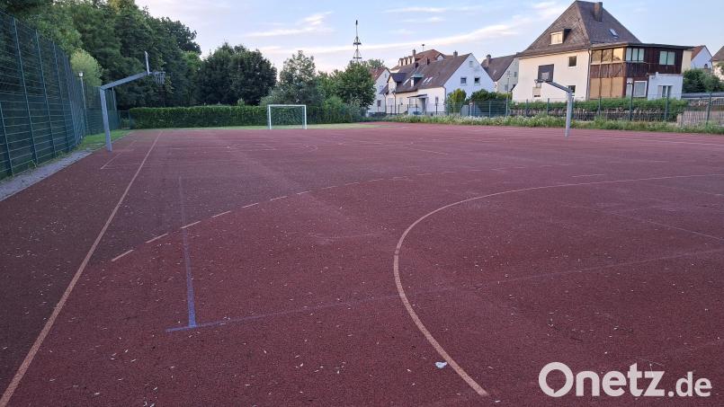 Die Schulsportanlage der Schirmitzer Grundschule wird erneuert. Auf einer Grünfläche hinter dem Tor werden für die Kindern Sitzgelegenheiten aufgestellt und ein "Grünes Klassenzimmer" mit großem Sonnensegel gebaut. Bild: Hans Prem