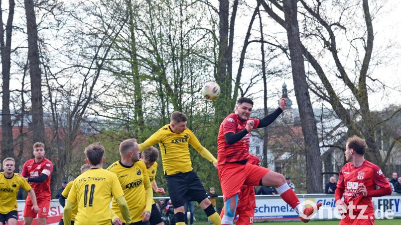 Der TSV Waldershof (rote Trikots) geht nach dem Abstieg aus der Bezirksliga in der kommenden Spielzeit wieder in der Kreisliga an den Start. Bild: Rudolf Gebert