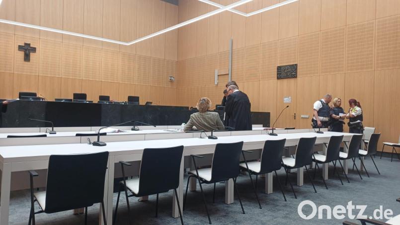 Nachdem den Verteidigern klar geworden war, dass die Kammer noch am achten Verhandlungstag ein Urteil anstrebte, berieten sie sich mit ihrem Mandanten. Bild: Theresa Bruischütz