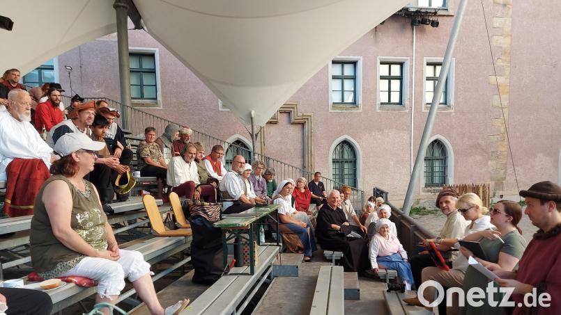 Bei den Proben ist die Zuschauertribüne der Besprechungsort der Spieler mit der Leitung des Festspielvereins (Manuel Winkler) und der Regie (Verena Hergl und Karin Michl) (von rechts). Im Hintergrund das historische Pfalzgrafenschloss als authentischer Spielort. Bild: Georg Lang
