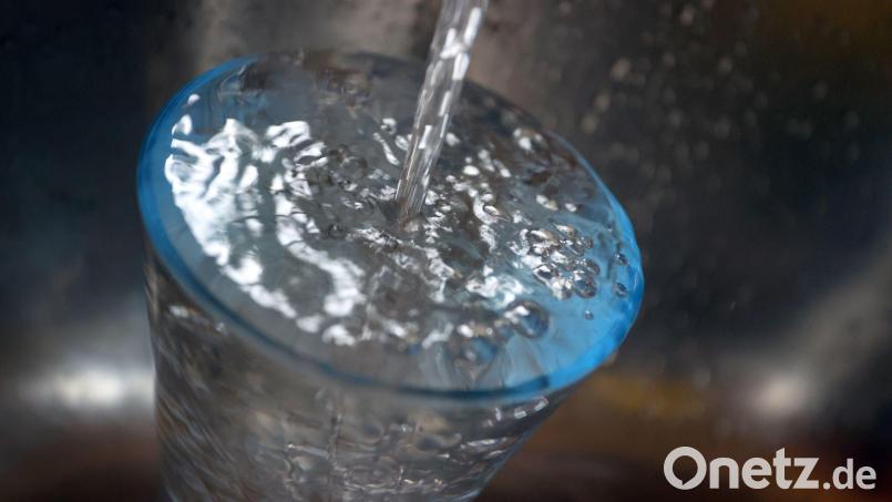 Angesichts der Hitze verbrauchen die Münchnerinnen und Münchner derzeit deutlich mehr Trinkwasser. (Symbolbild) Bild: Karl-Josef Hildenbrand/dpa
