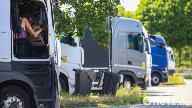 Lkw-Fahrer dringend gesucht: Laut einer Studie der Prognos AG im Auftrag der Vereinigung der Bayerischen Wirtschaft (VBW) fehlen bis 2035 vor allem Lkw-Fahrer und Reinigungskräfte in Bayern. Symbolbild: Christoph Reichwein/dpa