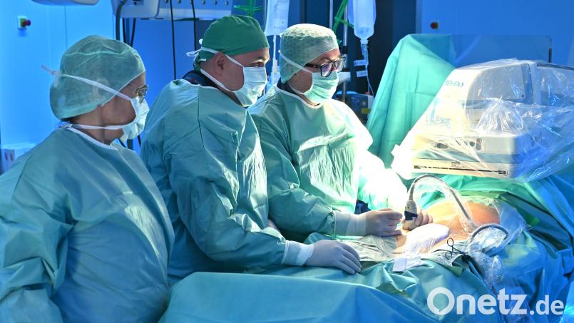 Das Team der Gefäßchirurgie am Klinikum Weiden hat unter der Regie von Chefarzt Dr. Wojciech Derwich ein neues operatives Verfahren bei einem Bauchaortenaneurysma in der Region eingeführt. Bild: Friedrich Peterhans