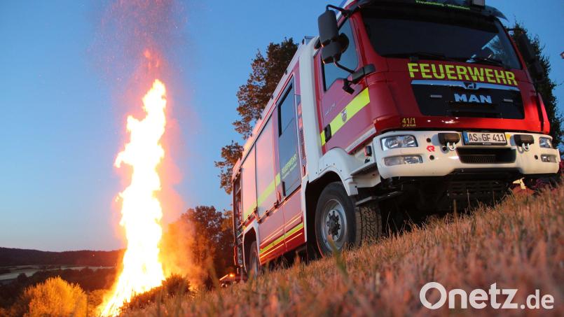 Ein schaurig-schöner Anblick: Meterhoch lodert das Johannisfeuer, wie hier in Freudenberg, in die Höhe. Vielfach stellen die Feuerwehren Sicherheitswachen, damit nichts passiert. Bild: Ina Piehler