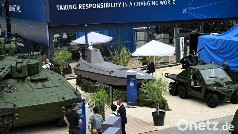 Blick auf den Rheinmetall-Messestand bei der Eurosatory - es waren nicht nur Panzer und andere Militärfahrzeuge zu sehen, sondern auch ein kleines Schiff, und zwar ein Drohnenboot. Bild: Wolf von Dewitz/dpa