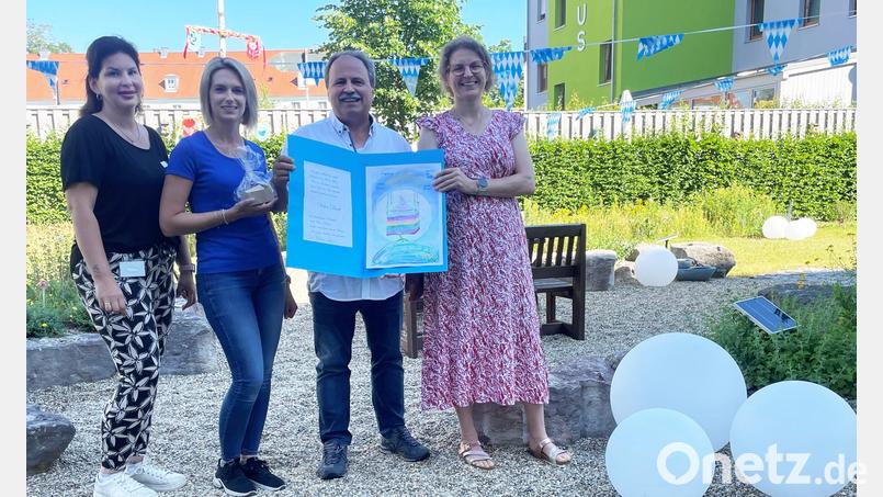 Günter Englert und Tanja Ziro (Zweiter und Dritte von rechts) peppten den Garten der Palliativstation am Klinikum Weiden mit hochwertigen Solarelementen auf. Darüber freuen sich Chefärztin Dr. Stephanie Kuchlbauer (rechts) und ihre Mitarbeiterin Benita Brünnig (links). Bild: Friedrich Peterhans, KNO