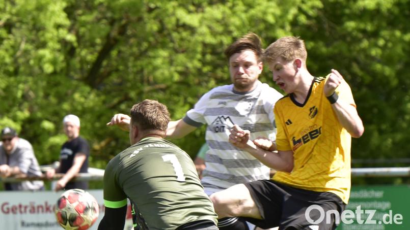 Die Spieler der Sportfreunde Weidenthal-Guteneck (gelbe Trikots) treffen am Sonntag in der Relegation zur Kreisklasse auf den FC Maxhütte. Bild: Hans Mark