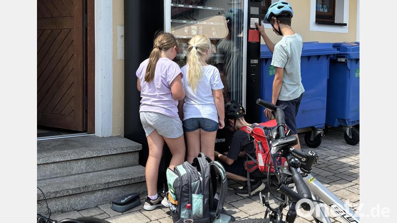 Der Verkaufsautomat neben dem Dorfladen in Schwarzenbach enthält gekühlte Getränke und Snacks für eine kleine Pause – ob beim Zwischenstopp bei einer Radtour oder außerhalb der Ladenöffnungszeiten. Bild: Gemeinde Schwarzenbach
