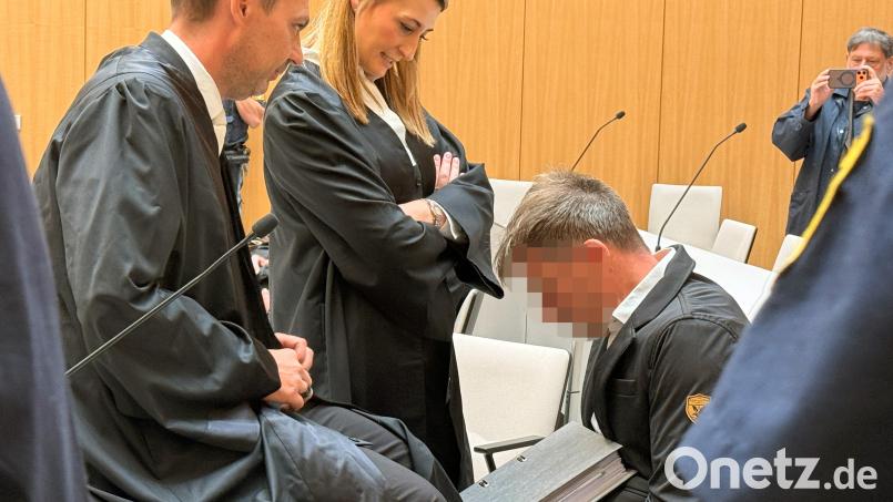 Die Verteidigung Stefanie Amann und Rouven Colbatz schirmen den Angeklagten zum Prozessauftakt vor den Kameras ab. Die Vergangenheit des Mannes wirft nun zusätzliche Fragen auf. Archivbild: Gabi Schönberger