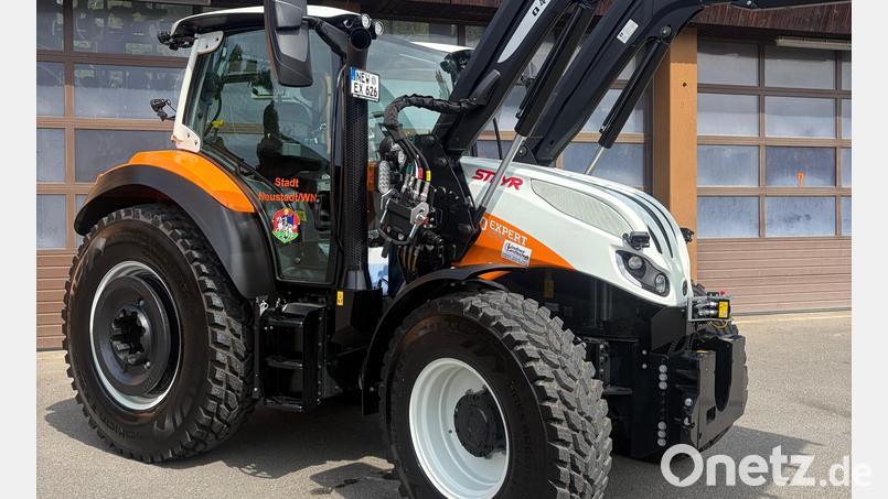Der neue, vielseitig einsetzbare Traktor ergänzt künftig den Fuhrpark des Bauhofs in Neustadt/WN. Bild: Stadt Neustadt/WN