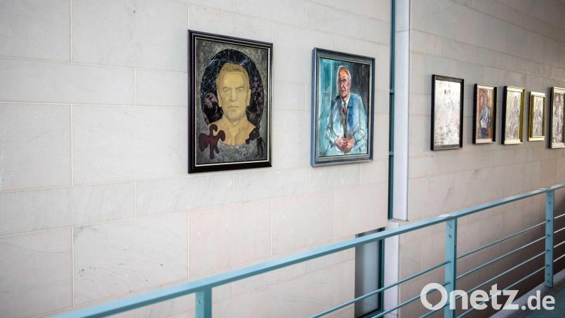 Ein Porträt Merkels soll bald hinzukommen. (Archivbild) Bild: Michael Kappeler/dpa