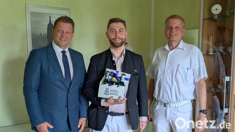 Dr. Maxilmilian Bolch (Mitte) wird ab 1. Juli in der Praxis von Dr. Achim Nemsow in Mitterteich als angestellter Hausarzt arbeiten. Dr .Nemsow (rechts) freut sich über die Unterstützung, Bürgermeister Stefan Grillmeier (links) hatte zum Einstand ein flüssiges Präsent mitgebracht. Bild: Paul Zrenner
