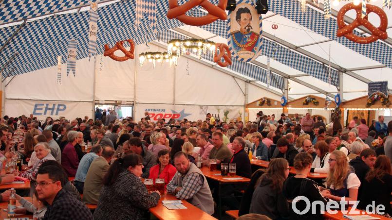 Ein Blick ins Festzelt des Wiesnfests in Kemnath. Die Insolvenz des Betreibers wirft Fragen auf. Archivbild: Holger Stiegler