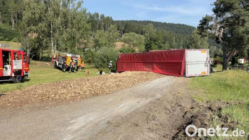 Ein mit Hackschnitzeln beladener Lkw ist in Zandt umgekippt. Die Bergung dauerte mehrere Stunden. Der Fahrer blieb unverletzt. Bild: Polizei Bad Kötzting