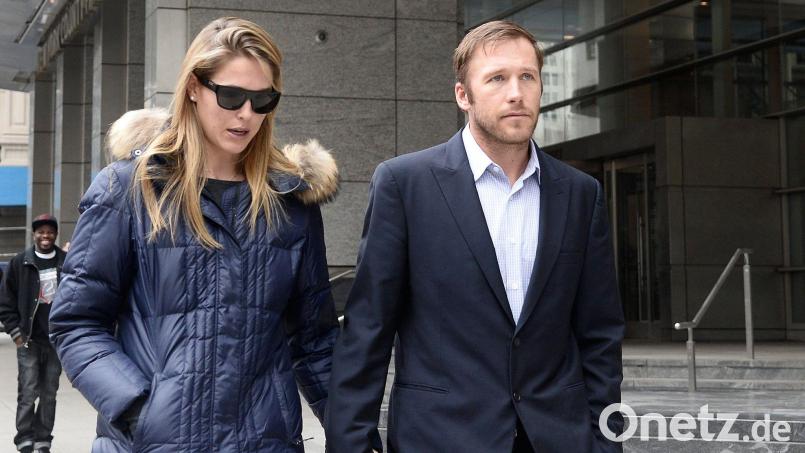Bode Miller (r), ehemaliger Skirennläufer, und seine Frau Morgan Beck Miller verlassen 2018 ein Gerichtsgebäude. (Archivbild) Bild: Andrew Gombert/EPA/dpa