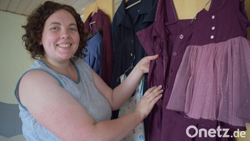 Nadja Trißl aus Plößberg entdeckte erst vor einigen Jahren das Nähen als Hobby für sich. Und schon fasst sich die 28-Jährige ein ehrgeiziges Ziel: Sie will den Inhalt ihres Kleiderschranks selbst nähen. Bild: szl