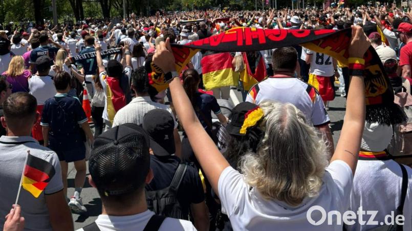Bei dem Fanmarsch zum Deutschlandspiel in Toronto waren circa 12.000 Fans dabei. Auch Maximilian Schmid, der 1. Vorstand des neu gegründeten DFB-Fanclubs, war in der Menge. Bild: Maximilian Schmid