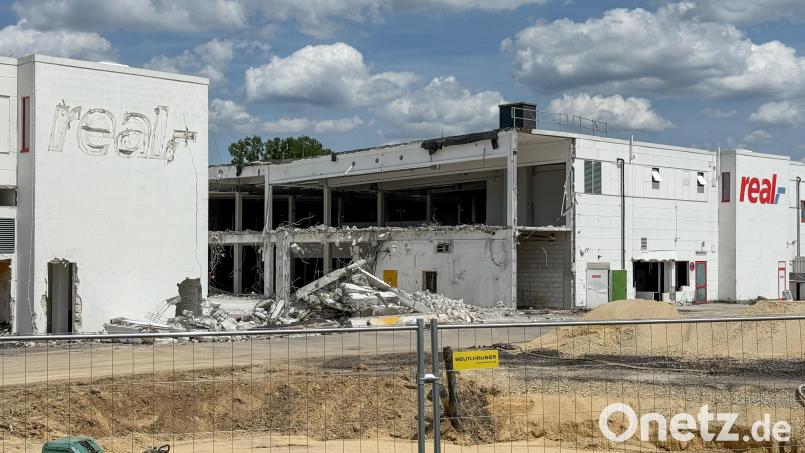 Das Amberger Bauunternehmen Arbogast errichtete 1969 das markante Gebäude an der Amberger Fuggerstraße. Jetzt wird es abgerissen, es entsteht ein neuer Edeka-Markt. Bild: Petra Hartl