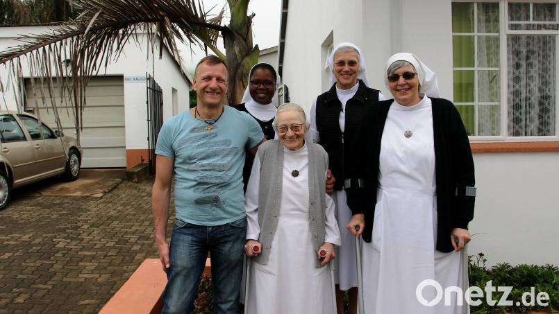 Markus Schöberl mit seiner Tante "Resi", der verstorbenen Schwester Arnulfina, in der Mitte und ihren Mitschwestern in Vryheid 2019. Bild: Markus Schöberl