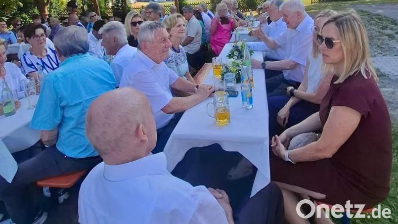 Beste Stimmung herrschte beim Sommerempfang der Landkreis-CSU, zu dem der Kreisvorsitzende Harald Schwartz über 200 Gäste im Josefshausgarten in Hirschau begrüßte. Bild: Regina Merkl