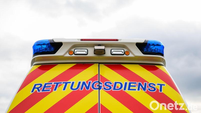 Der Rettungswagen bringt die Seniorin mit schwersten Verletzungen in die Klinik. (Symbolbild) Bild: Philipp Schulze/dpa