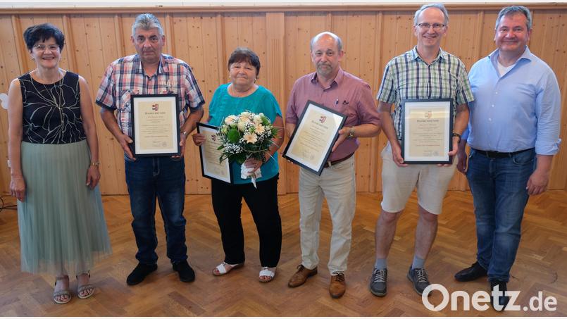 Bürgermeister Alexander Goller (rechts) und Zweite Bürgermeisterin Irmi Bauer (links) verabschiedeten die Ratsmitglieder Hermann Nickl (Zweiter von links), Marga Kreutzer, Manfred Plößner (Vierter von links) und Martin Wiesend (Fünfter von links). Wegen beruflicher Verpflichtungen fehlte Alexander Thurn. Bild: Robert Dotzauer
