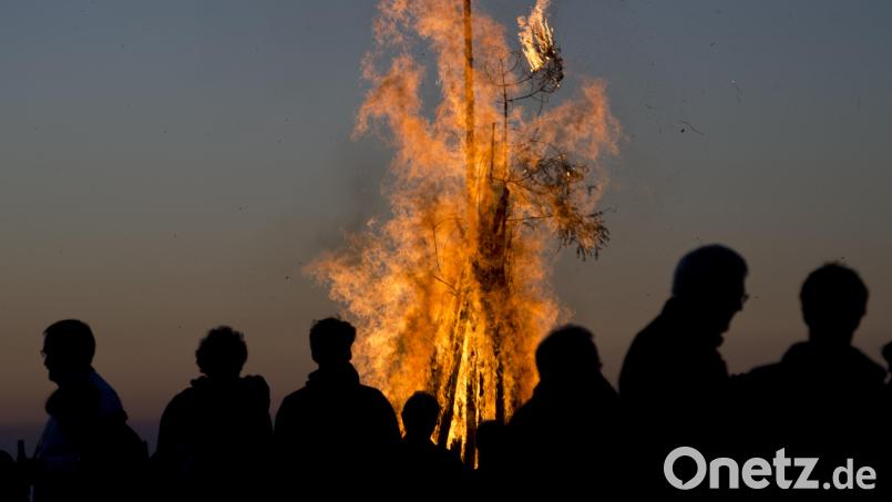 Aufgrund der sehr hohen Waldbrandgefahr wird derzeit das Abbrennen von Johannifeuern im gesamten Gebiet der Verwaltungsgemeinschaft Nabburg untersagt. Symbolbild: Patrick Seeger/dpa