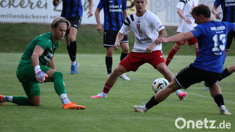 Verwirrung vor dem Weidener Tor, aber SC-Spieler David Bezdicka (Mitte) kann die sich ergebende Chance nicht verwerten. Bild: Dieter Jäschke