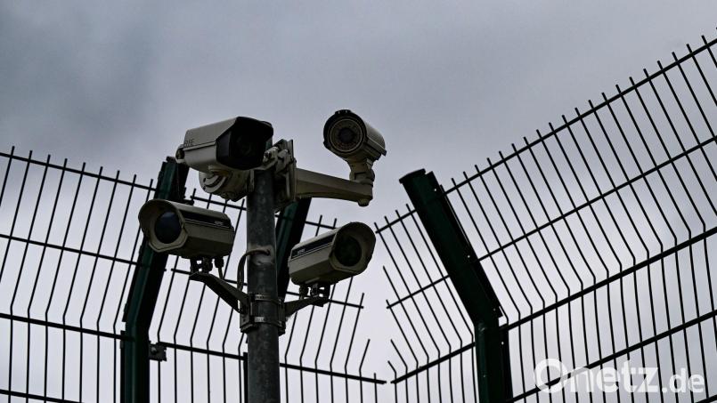 An zwei Standorten in Bayern werden künftig die sogenannten Außengrenzverfahren für Einreisen in die EU stattfinden. (Symbolbild) Bild: Jens Kalaene/dpa