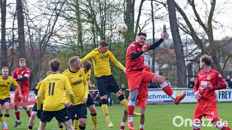 Der TSV Waldershof (rote Trikots) geht nach dem Abstieg aus der Bezirksliga in der kommenden Spielzeit wieder in der Kreisliga an den Start. Bild: Rudolf Gebert