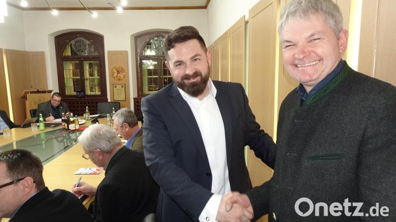 Bürgermeister Sebastian Giering gratuliert Walter Rustler direkt nach der Abstimmung im Neustädter Stadtrat zur Ernennung als Europa-Beauftragter der Stadt. Der 59-Jährige ist damit quasi Nachfolger des verstorbenen Hans Schreyegg, des Ehrenvorsitzenden der Arbeitsgemeinschaft Neustadt in Europa. Bild: ui