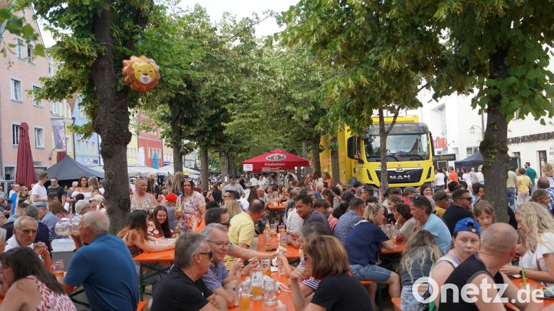 Die Bäume am Unteren Markt spenden immerhin etwas Schatten, wie hier beim Bürgerfest 2023. Heuer sind für das Festwochenende mehr als 35 Grad angekündigt. Archivbild: mcl