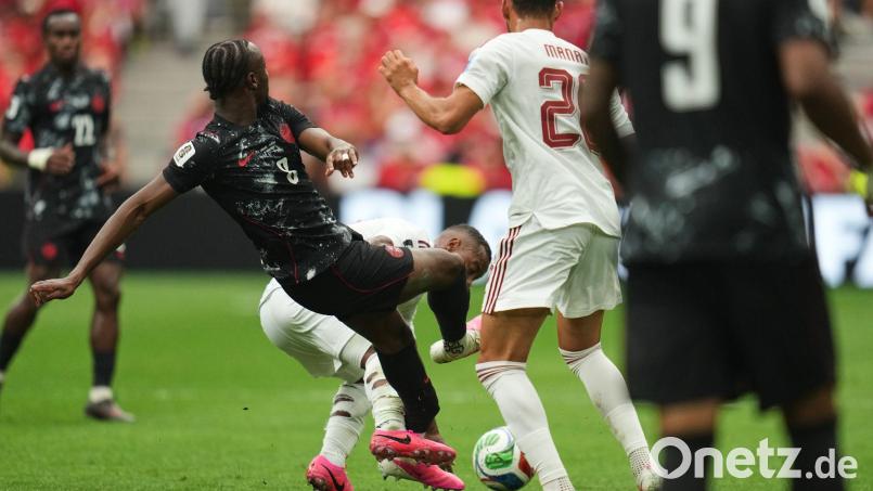 Für das folgenschwere Foul an Koné wurde Katars Madibo nun gesperrt. (Archivbild) Bild: Abbie Parr/AP/dpa