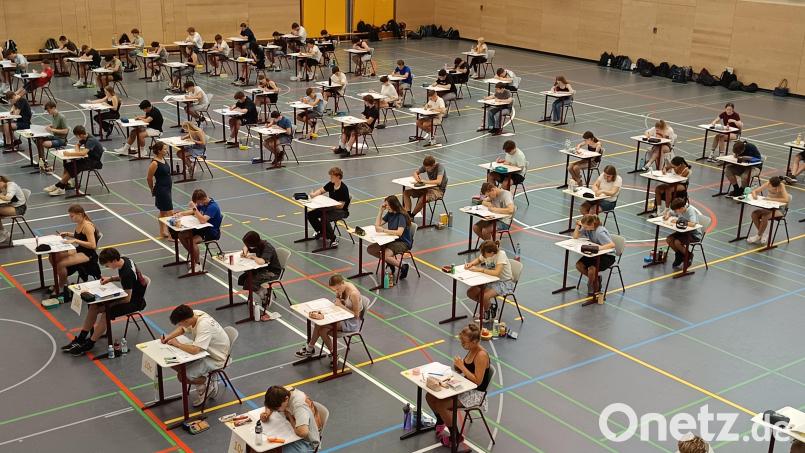 Dieses Jahr schreiben 96 Zehntklässler der Walter-Höllerer-Realschule die Abschlussprüfungen in der Dreifachturnhalle. Die Prüfungen starteten im Fach Deutsch. Bild: lhc