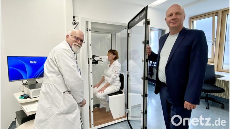 Dr. Philipp Wagner (links) und Dr. Jürgen Herold (rechts) schätzen die Infrastruktur des früheren Nabburger Krankenhauses als gute Basis für die Praxis. Ein Herzstück ist die durchsichtige Glaskabine für Lungenfunktionstests zur genauen Diagnose und Verlaufskontrolle bei Atemwegerkrankungen. Bild: Claudia Völkl