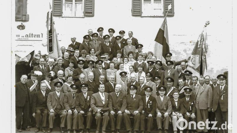 Zu den frühen Aufnahmen der nach dem Zweiten Weltkrieg wieder gegründeten Kameradschaft zählt dieses Gruppenbild aus dem Jahr 1959. Es entstand bei einem Gegenbesuch bei der Kriegerkameradschaft im niederbayerischen Heiligenbrunn. Bild: Soldaten- und Reservistenkameradschaft Erbendorf