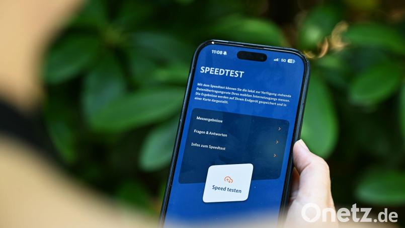 Die Handynutzer sollen in den kommenden Tagen möglichst häufig ihr Handy zücken, um mit der App Mobilfunk-Check Tests zu machen. Bild: Wolf von Dewitz/dpa