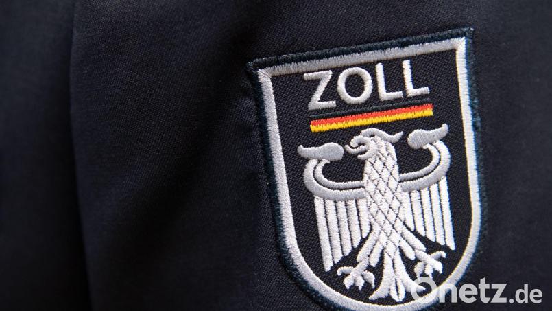 Zollbeamte durchsuchten am Mittwoch auf der Suche nach Betäubungsmitteln eine Wohnung in Windischeschenbach. Symbolbild: Ralf Hirschberger/dpa