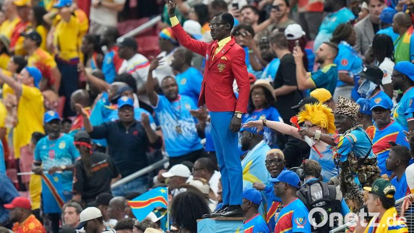 Kongos Fan Michel Nkuka Mboladinga zieht beim WM-Spiel die Blicke auf sich. Bild: Fernando Llano/AP/dpa