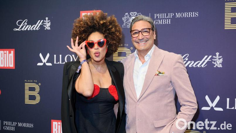 Mousse T. und Khadra Sufi zeigten sich bei der diesjährigen Berlinale auf dem roten Teppich. (Archivbild) Bild: Annette Riedl/dpa
