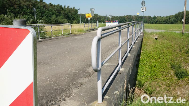 Die Geländer der Brücke werden zurückgebaut und durch Stahlkonstruktionen ersetzt. Ferner wird der Asphaltbelag erneuert und mit einer Abdichtung versehen, die das Bauwerk langlebig machen soll. Bild: Rudolf Hirsch
