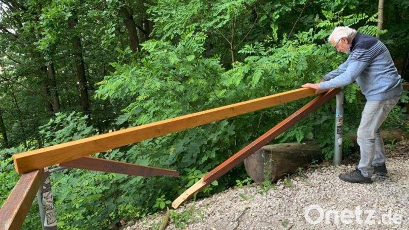 Eigentlich ist das Fliegenschwammerl am Mariahilfberg ja schön renoviert, doch als die Wandergruppe dort ankam, war eine Holzstange, die als Geländer fungiert, zerbrochen. Daraufhin wurden die Wanderer in Absprache mit dem Betriebshof aktiv und erneuerten das Stück in Eigenregie. Rechts: Robert Mois. Bild: Karl Müller